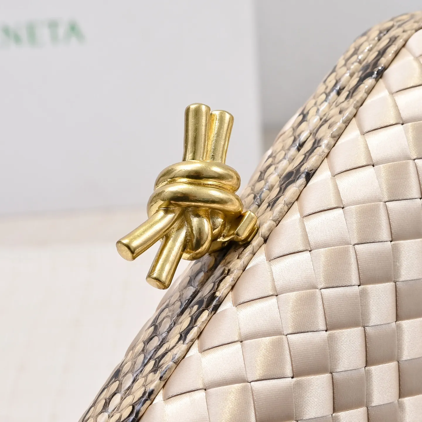 Batch 1460 #BV Knot woven evening bag series ~ Each bag reveals exquisite elegance💫Iconic classic silk weaving➕snake skin trimming with knot buckle, soft and delicate feel. The design is small and exquisite, low-key without logo, elegant and elegant. Paired with evening dress or cheongsam, it has the atmosphere of a famous and wealthy lady. Full of aura and invincible texture💃 Model: 7622 Dimensions: 20x12x5.5